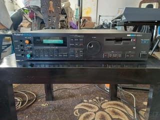 Roland S-220