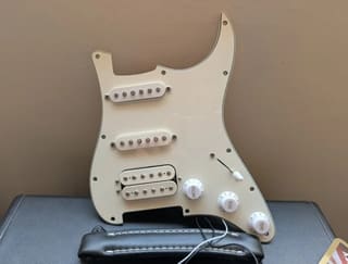 Loaded Pickguard HSS από Fender Stratoca
