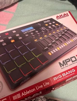 Akai MPD 323