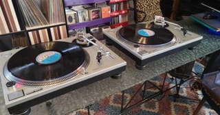 Δύο Technics SL-1200 Mk2