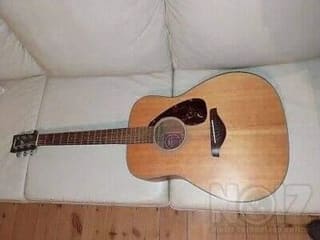 η ακουστική κιθάρα YAMAHA FG700