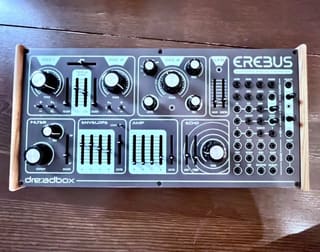 Dreadbox Erebus V3 με κουτί και καλώδια