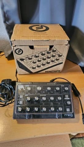 Moog minitaur + Decksaver+ on/off switch 