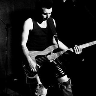 Μπασίστας ψάχνει μουσικούς για νέα post punk μπάντα