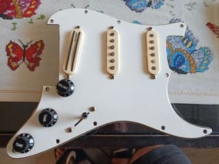 DiMarzio Strat set σε pickguard