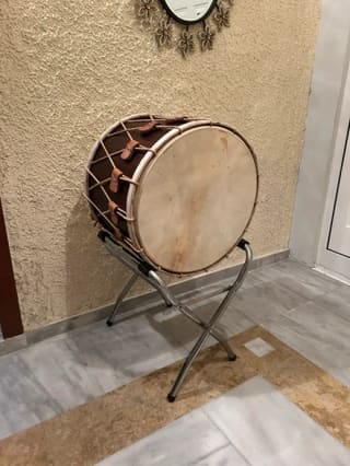 Παραδοσιακό νταούλι μαζί με βάση.