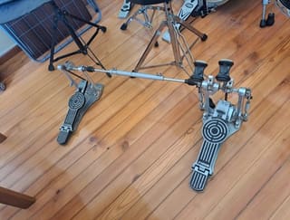 Πουλάω drum set millennium με διπεταλα sonor