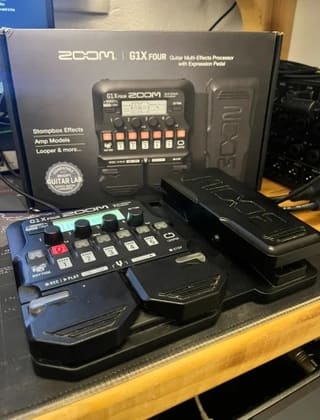 Zoom G1X Four πολυεφέ πετάλι για όργανα