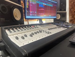 Behringer BCF2000 USB/MIDI Controller