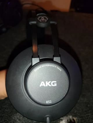 AKG K52