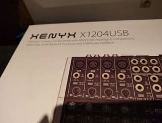 αναλογική κονσόλα μίξης ήχου Behringer Xenyx X1204USB 12 καναλιών, η οποία διαθέ