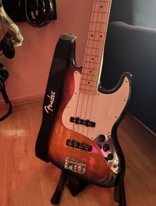 Squier jazz bass