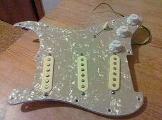Strat καλωδιωμενο pickguard