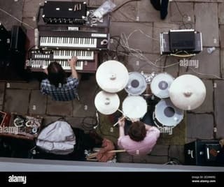 Ζητείται Keyboardist / Πιανίστας και Ντραμμερ