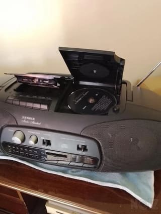 Ράδιο-κασετόφωνο με Cd-player.