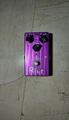Suhr Riot