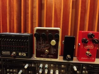 Πετάλια MXR Ten Band EQ, EHX C9, MXR Distortion III, Korg Pitchblack Mini