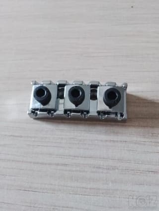 Guitar locking nut