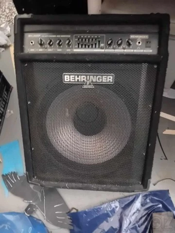 Ενισχυτής Μπάσου Behringer 300 Watt Com