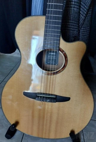 Yamaha NTX 700 ηλεκτροκλασική κιθάρα.