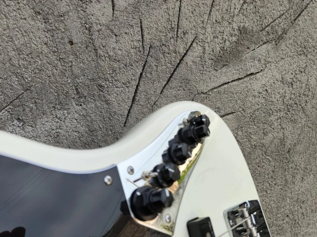 Sire Marcus Miller V7 5 string (2nd gen)