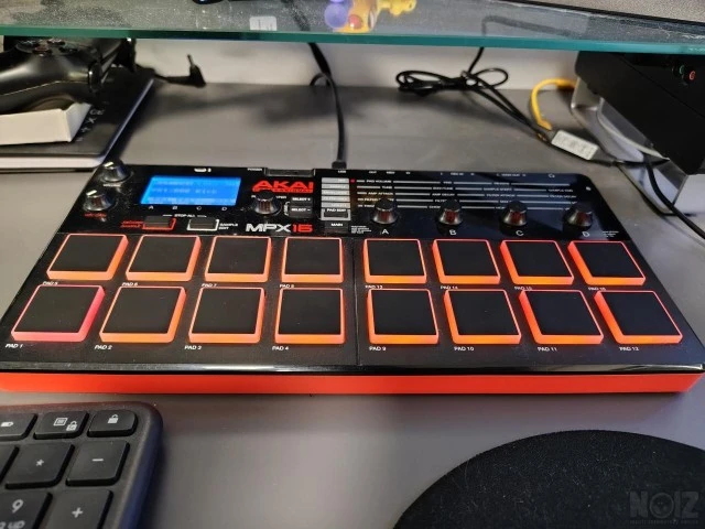 AKAI MPX16 Sampler