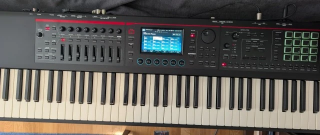 Roland Fantom-08 88-key synthesizer workstation