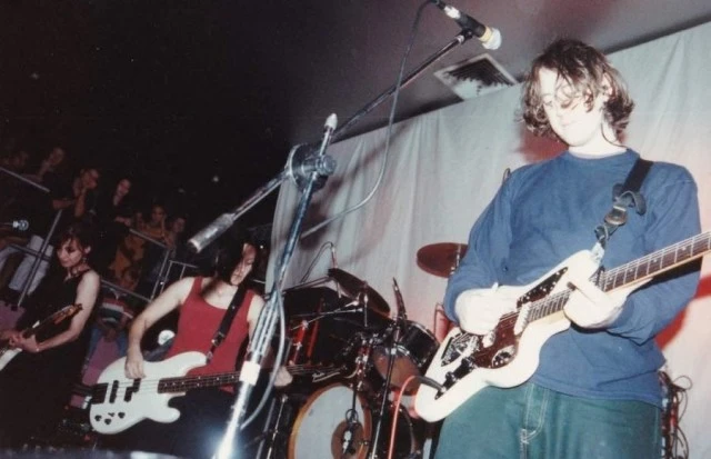 Μπασίστρια ψάχνει shoegaze σχήμα στη Θεσ