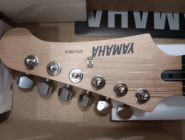 Yamaha EG-303T Black