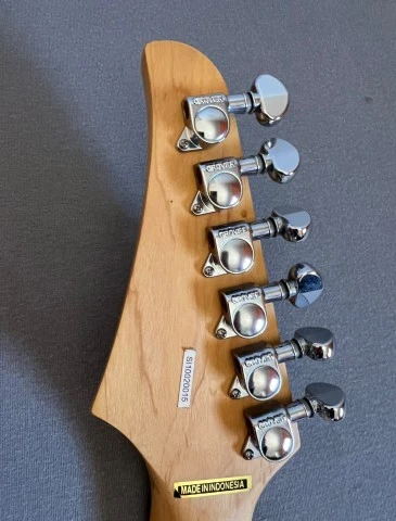  Washburn electric guitar &amp; Soft cas