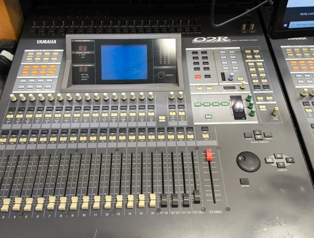 Διάλυση studio ηχογράφησης – Yamaha O2R 