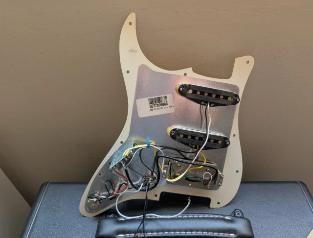 Loaded Pickguard HSS από Fender Stratoca