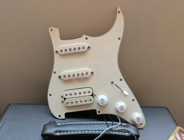 Loaded Pickguard HSS από Fender Stratoca