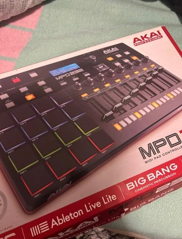 Akai MPD 323