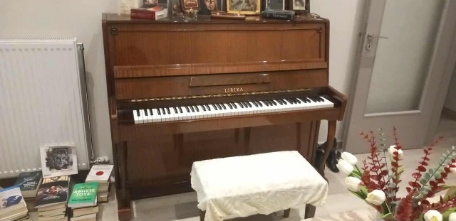 Lirica πιάνο τοίχου μοντέλο 1985 