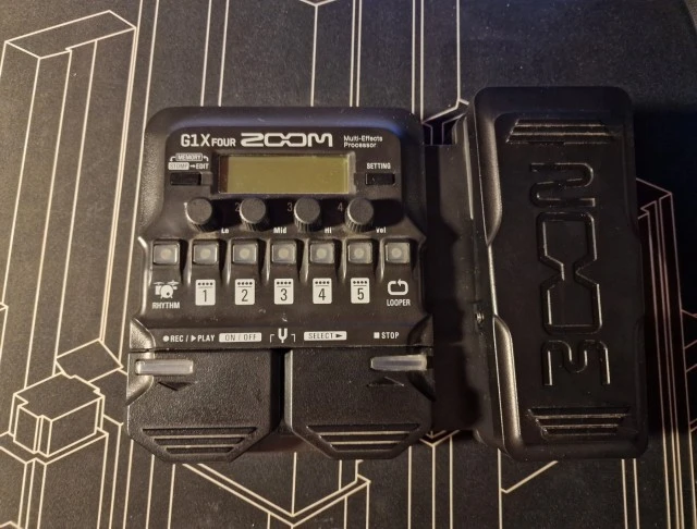 Zoom G1X FOUR multi-effects processor