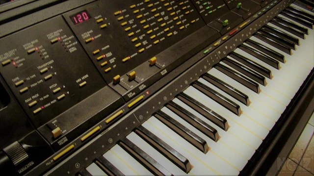 Αρμόνιο, Συνθεσάιζερ, Yamaha PSR 6300