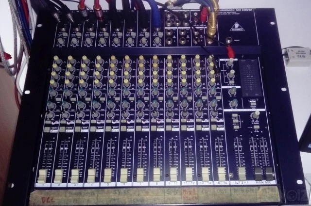 Behringer MX2004A mixer
