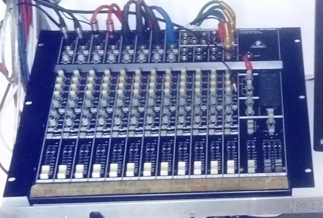 Behringer MX2004A mixer