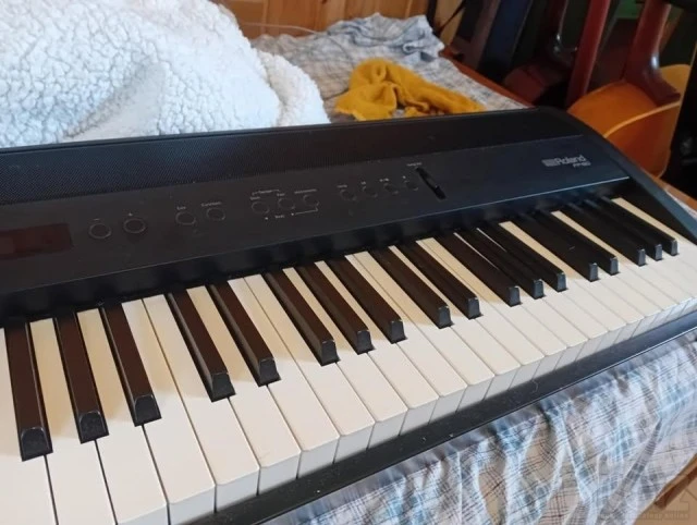 Roland fp60+quiklok stand