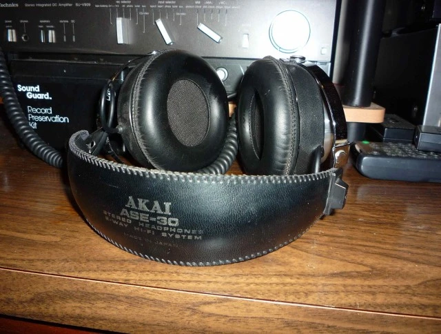 Hi - Fi  Ακουστικά   Akai   ASE - 30