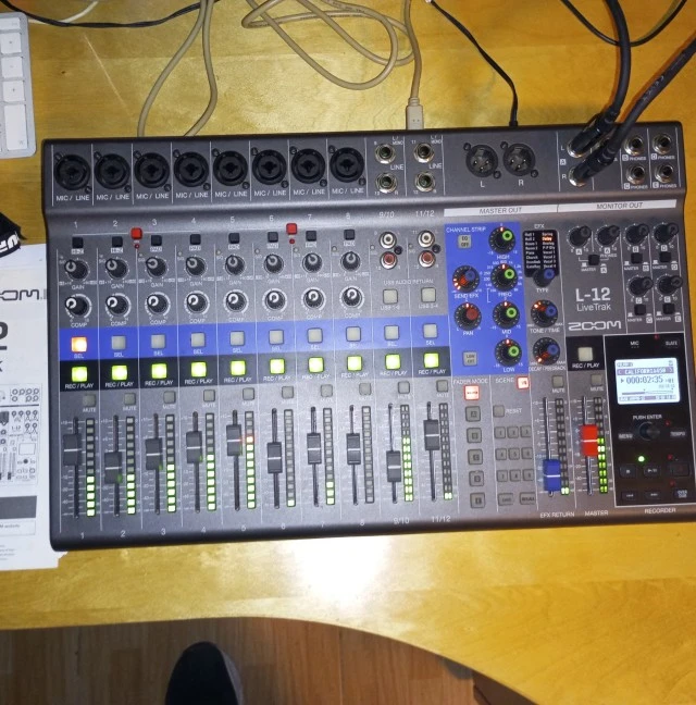 ZOOM L-12 Livetrack