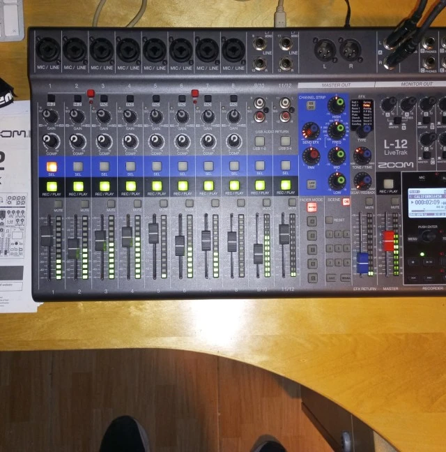 ZOOM L-12 Livetrack
