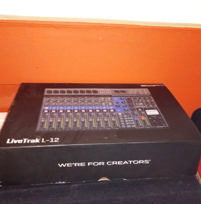 ZOOM L-12 Livetrack