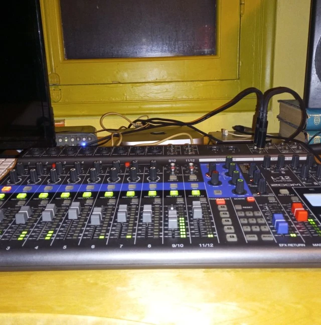 ZOOM L-12 Livetrack
