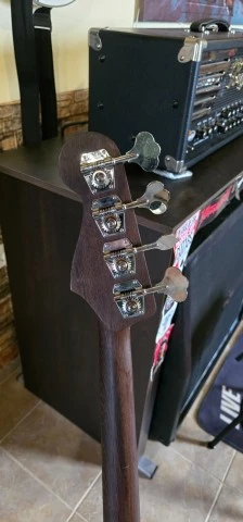 Ηλεκτρικό μπάσο τύπου Fender Jazz bass