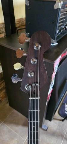 Ηλεκτρικό μπάσο τύπου Fender Jazz bass