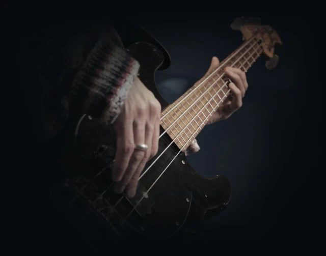 Μπασίστας αναζητά Rock σχήμα για δημιουρ