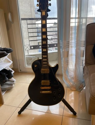 Black 70s les Paul guitar from Gallan
