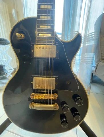 Black 70s les Paul guitar from Gallan